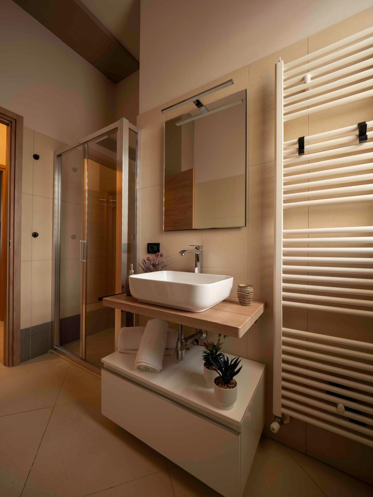 Bagno moderno e luminoso con finiture di pregio