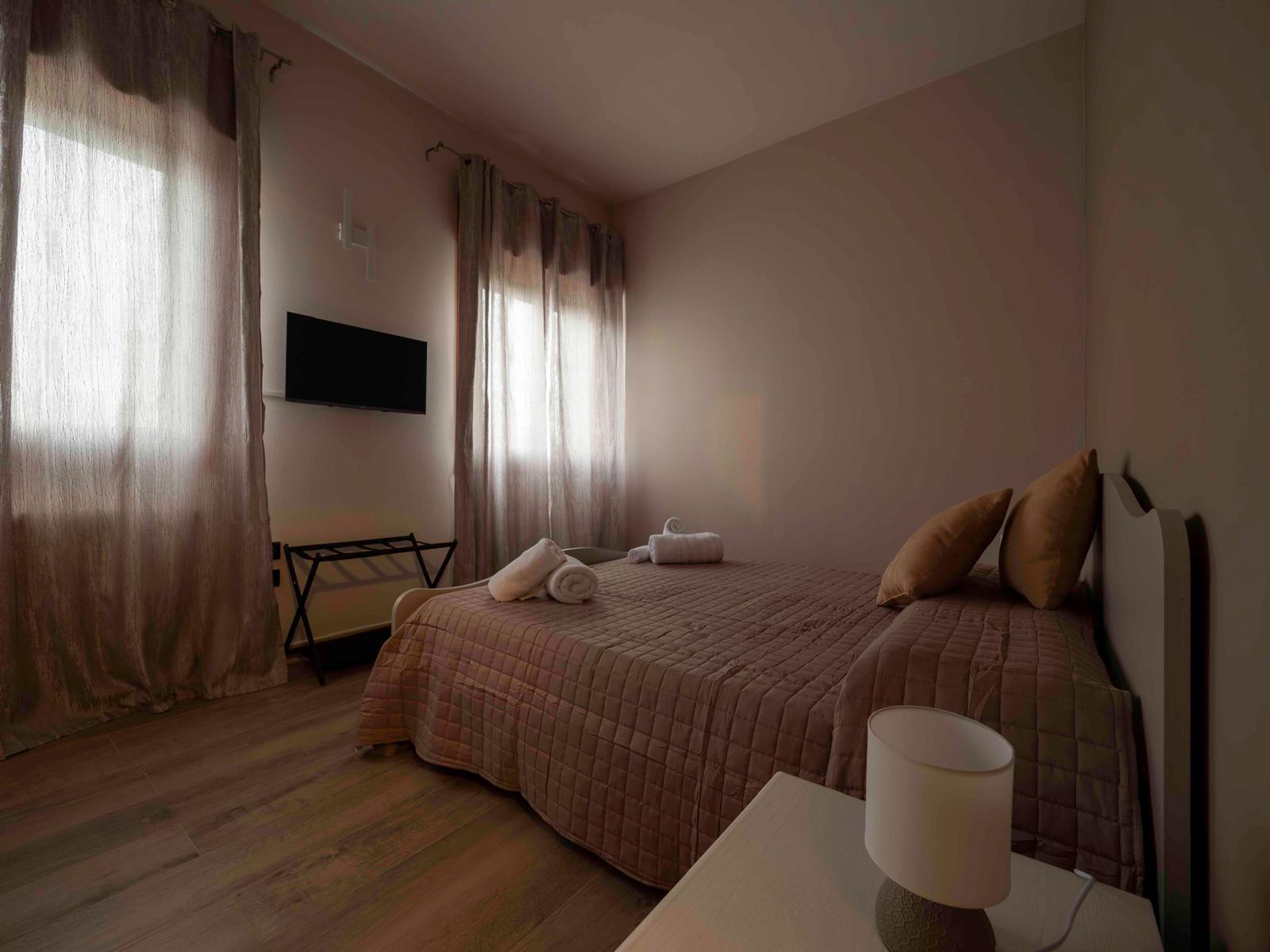 Luminosa camera da letto matrimoniale con materasso comfort