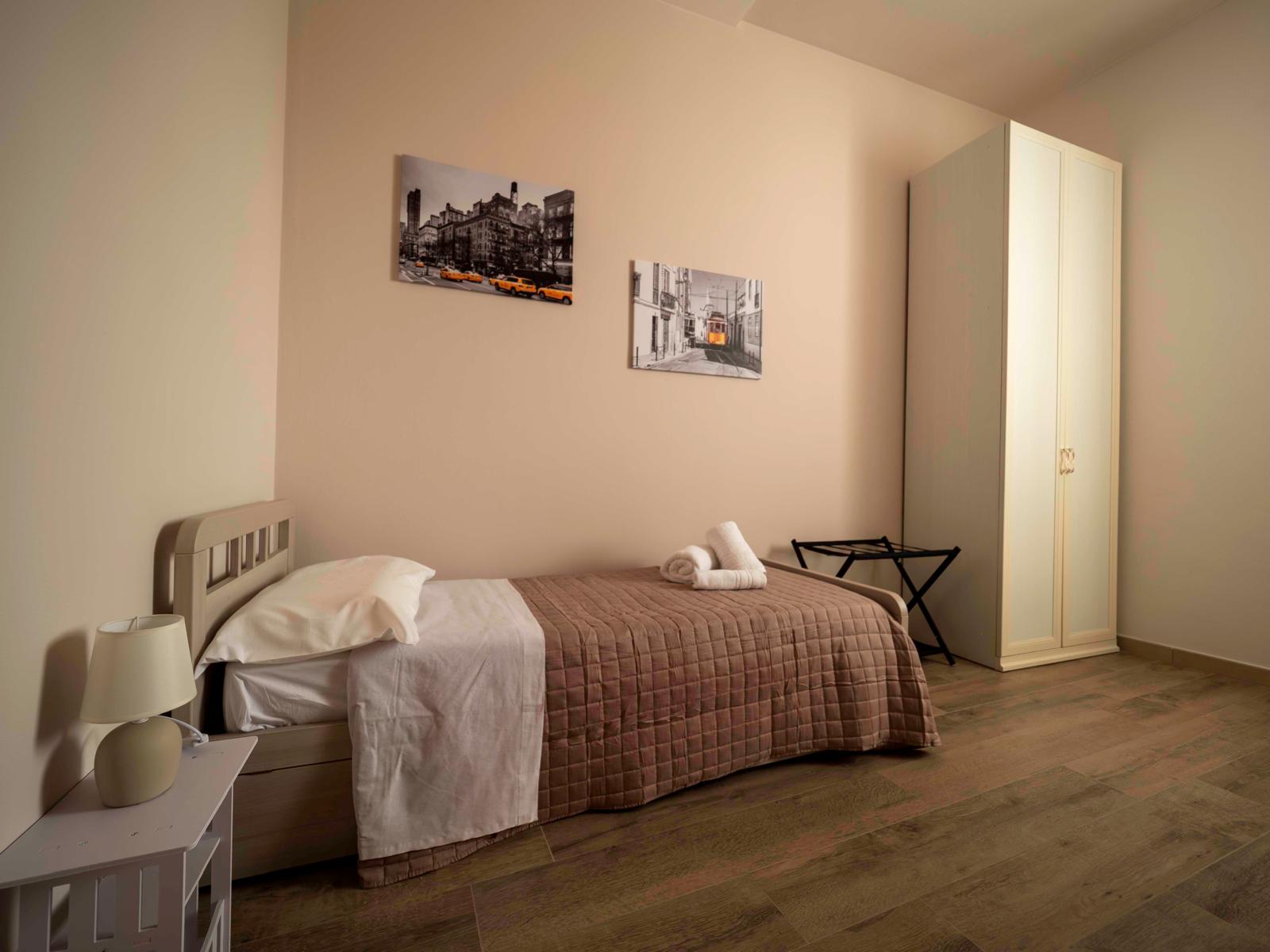 Arredamento curato e biancheria inclusa nella camera da letto principale